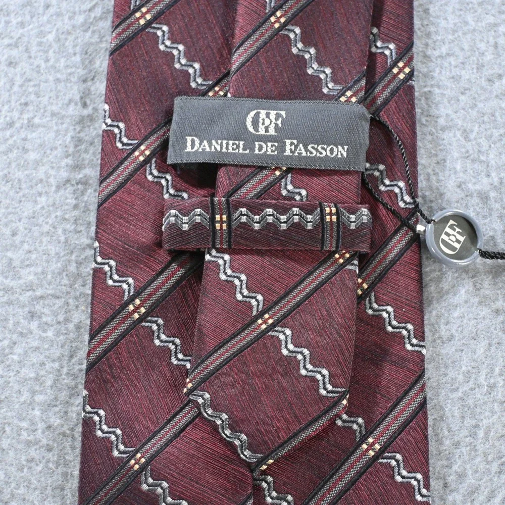 Daniel De Fasson Mens Silk Geometric Wavy Stripe Necktie OS Burgundy Silver